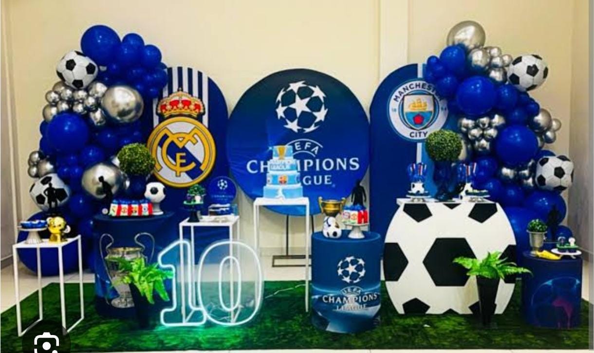 Decoração de festa com tema de futebol no espaço de eventos