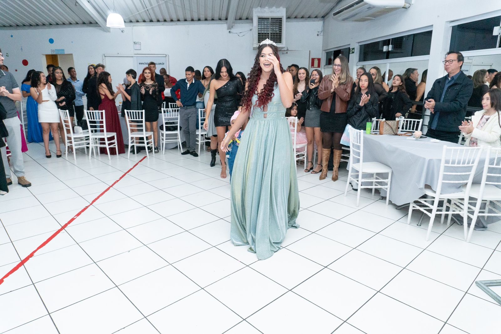 Debutante entrando no salão do Tralala durante festa de 15 anos